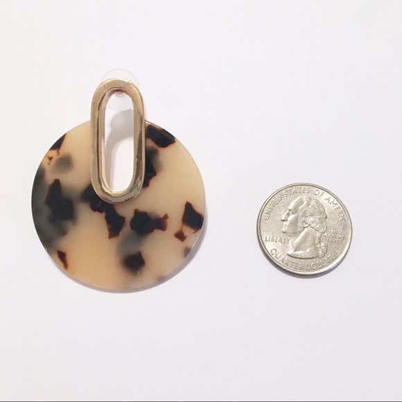 Light Tortoise Acrylic Circle Drop Stud Earrings - Picture 4 of 6